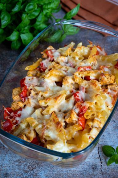 Zdjęcie - Zapiekanka makaronowa z kurczakiem i papryką - Przepisy kulinarne ze zdjęciami