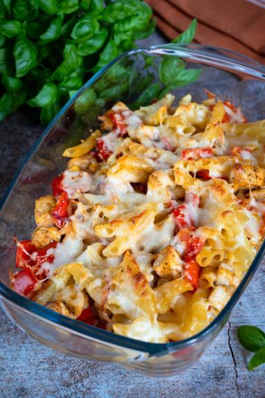 Zdjęcie - Zapiekanka makaronowa z kurczakiem i papryką - Przepisy kulinarne ze zdjęciami