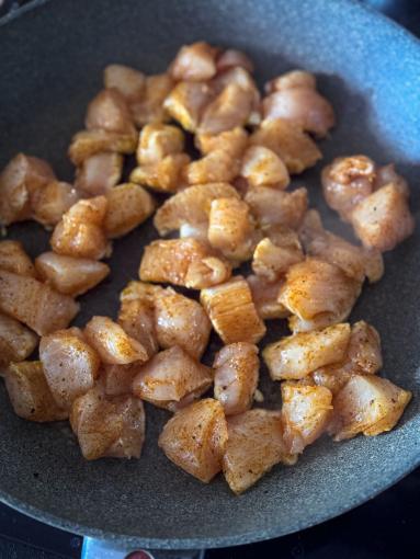 Zdjęcie - Zapiekanka makaronowa z kurczakiem i papryką - Przepisy kulinarne ze zdjęciami