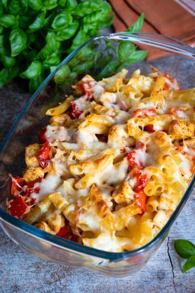 Zdjęcie - Zapiekanka makaronowa z kurczakiem i papryką - Przepisy kulinarne ze zdjęciami