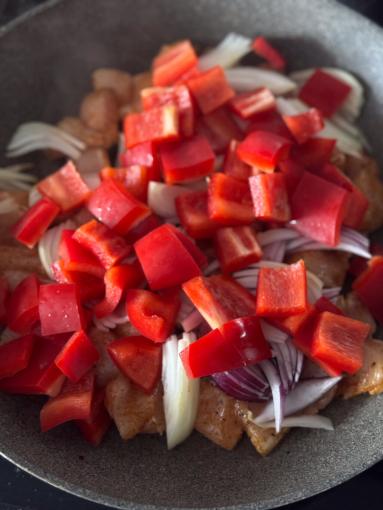 Zdjęcie - Zapiekanka makaronowa z kurczakiem i papryką - Przepisy kulinarne ze zdjęciami