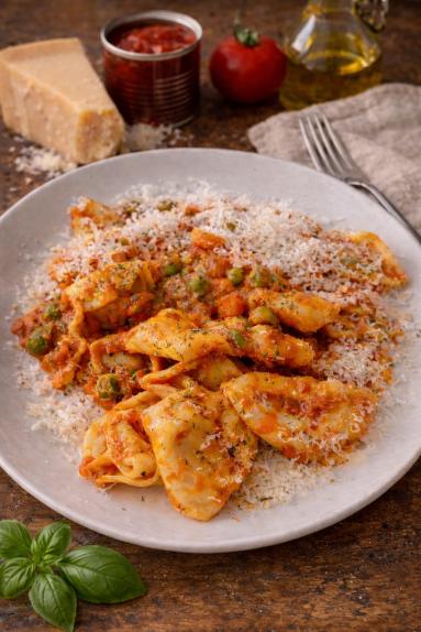 Zdjęcie - Tortellini z sosem rag&ugrave; i  zielonym  groszkiem - Przepisy kulinarne ze zdjęciami