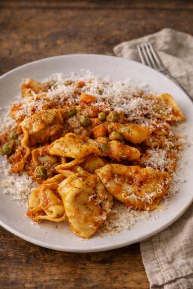 Zdjęcie - Tortellini z sosem rag&ugrave; i  zielonym  groszkiem - Przepisy kulinarne ze zdjęciami