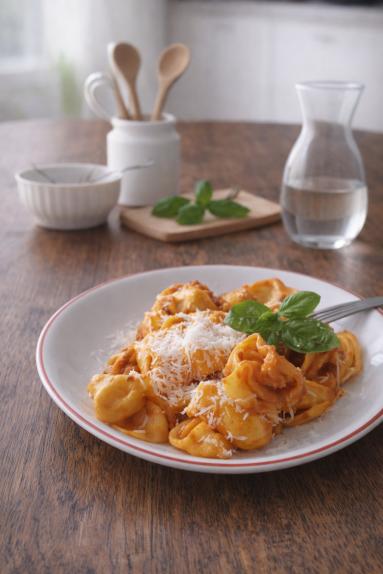 Zdjęcie - Tortellini z sosem rag&ugrave; i  zielonym  groszkiem - Przepisy kulinarne ze zdjęciami