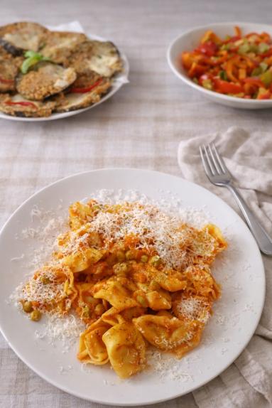 Zdjęcie - Tortellini z sosem rag&ugrave; i  zielonym  groszkiem - Przepisy kulinarne ze zdjęciami