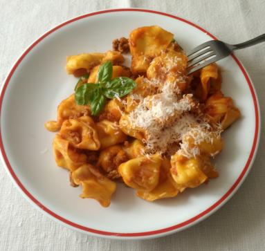 Zdjęcie - Tortellini z sosem rag&ugrave; i  zielonym  groszkiem - Przepisy kulinarne ze zdjęciami