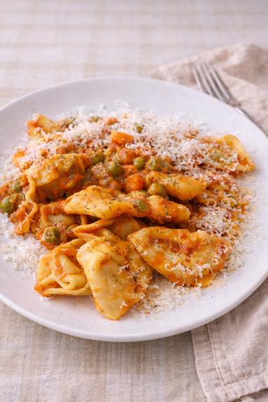 Zdjęcie - Tortellini z sosem rag&ugrave; i  zielonym  groszkiem - Przepisy kulinarne ze zdjęciami