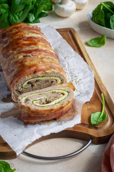 Zdjęcie - Pieczeń z omletem, serem i pieczarkami - Przepisy kulinarne ze zdjęciami