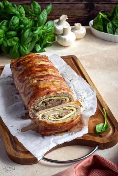 Zdjęcie - Pieczeń z omletem, serem i pieczarkami - Przepisy kulinarne ze zdjęciami