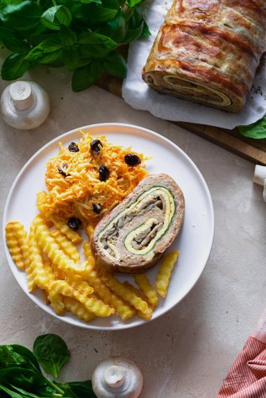 Zdjęcie - Pieczeń z omletem, serem i pieczarkami - Przepisy kulinarne ze zdjęciami