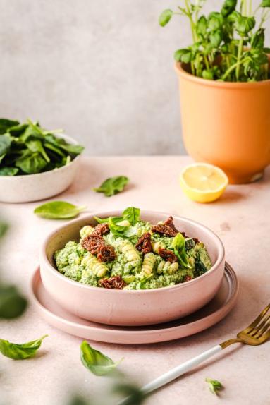 Zdjęcie - Wysokobiałkowy makaron w sosie szpinakowym z tofu - Przepisy kulinarne ze zdjęciami