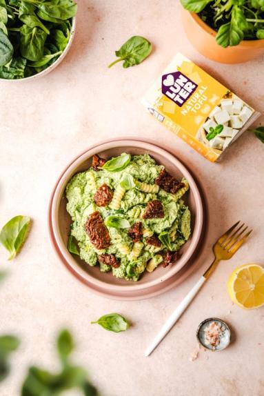 Zdjęcie - Wysokobiałkowy makaron w sosie szpinakowym z tofu - Przepisy kulinarne ze zdjęciami