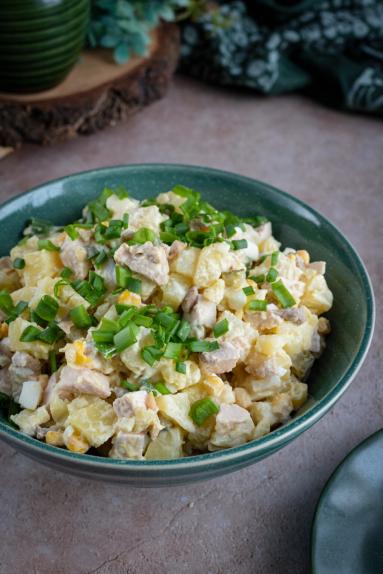 Zdjęcie - Sałatka ziemniaczana z wędzonym kurczakiem i marynowanymi pieczarkami - Przepisy kulinarne ze zdjęciami