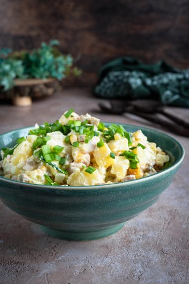 Zdjęcie - Sałatka ziemniaczana z wędzonym kurczakiem i marynowanymi pieczarkami - Przepisy kulinarne ze zdjęciami