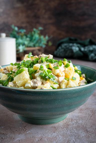 Zdjęcie - Sałatka ziemniaczana z wędzonym kurczakiem i marynowanymi pieczarkami - Przepisy kulinarne ze zdjęciami