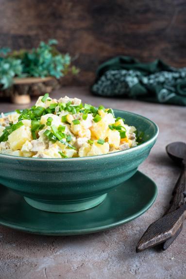 Zdjęcie - Sałatka ziemniaczana z wędzonym kurczakiem i marynowanymi pieczarkami - Przepisy kulinarne ze zdjęciami