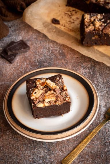 Zdjęcie - Brownie z batonikami Lion - Przepisy kulinarne ze zdjęciami