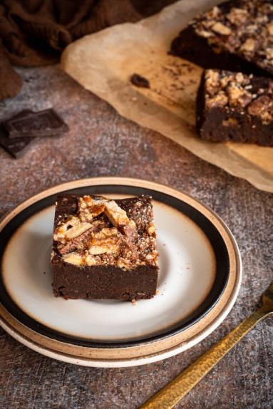 Zdjęcie: Brownie z batonikami Lion Zdjęcie - Brownie z batonikami Lion - Przepisy kulinarne ze zdjęciami