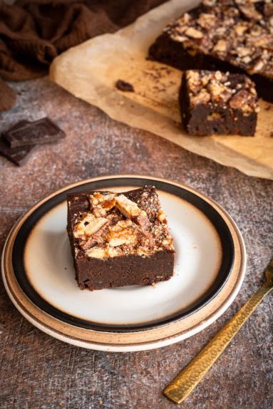 Zdjęcie - Brownie z batonikami Lion - Przepisy kulinarne ze zdjęciami