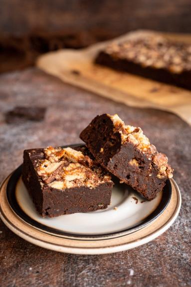 Zdjęcie - Brownie z batonikami Lion - Przepisy kulinarne ze zdjęciami