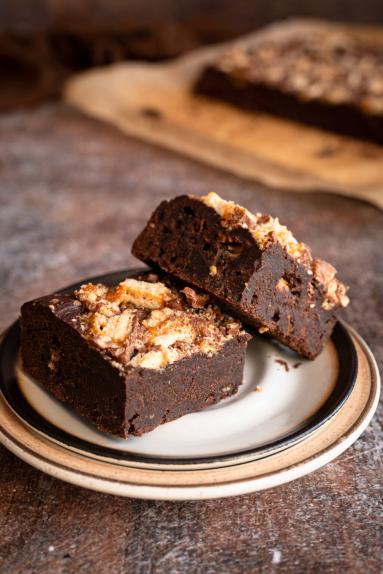 Zdjęcie: Brownie z batonikami Lion Zdjęcie - Brownie z batonikami Lion - Przepisy kulinarne ze zdjęciami