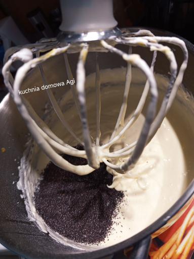 Zdjęcie - Wilgotna babka na oleju i śmietanie z makiem - Przepisy kulinarne ze zdjęciami