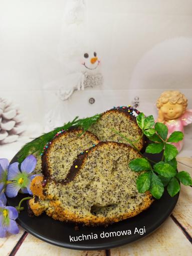 Zdjęcie - Wilgotna babka na oleju i śmietanie z makiem - Przepisy kulinarne ze zdjęciami