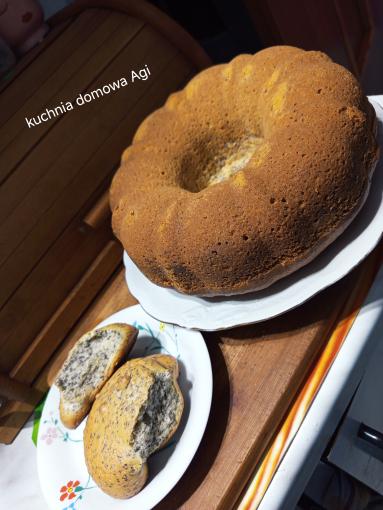 Zdjęcie - Wilgotna babka na oleju i śmietanie z makiem - Przepisy kulinarne ze zdjęciami