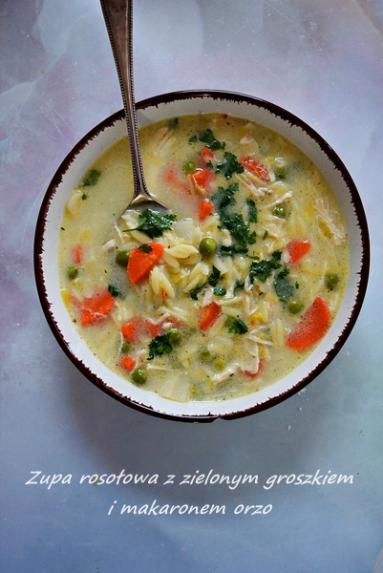 Zdjęcie - Zupa rosołowa z zielonym groszkiem i makaronem orzo - Napiecyku - Przepisy kulinarne ze zdjęciami