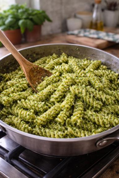 Zdjęcie - Makaron  z pesto z bazylii - Przepisy kulinarne ze zdjęciami