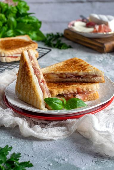 Zdjęcie - Tosty z prosciutto, serem pleśniowym i dżemem malinowym - Przepisy kulinarne ze zdjęciami