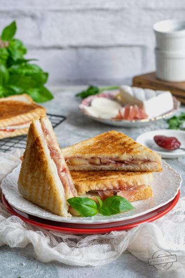 Zdjęcie - Tosty z prosciutto, serem pleśniowym i dżemem malinowym - Przepisy kulinarne ze zdjęciami