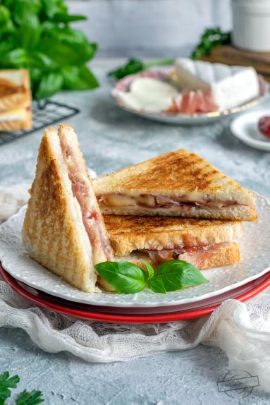 Zdjęcie - Tosty z prosciutto, serem pleśniowym i dżemem malinowym - Przepisy kulinarne ze zdjęciami