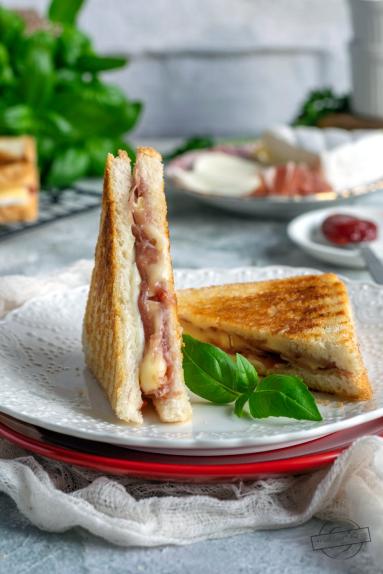 Zdjęcie - Tosty z prosciutto, serem pleśniowym i dżemem malinowym - Przepisy kulinarne ze zdjęciami