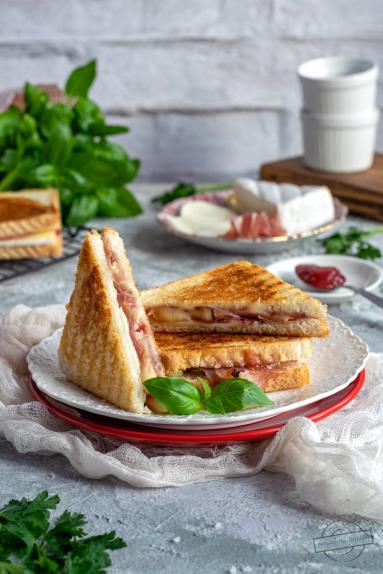 Zdjęcie - Tosty z prosciutto, serem pleśniowym i dżemem malinowym - Przepisy kulinarne ze zdjęciami