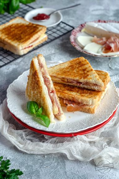 Zdjęcie - Tosty z prosciutto, serem pleśniowym i dżemem malinowym - Przepisy kulinarne ze zdjęciami