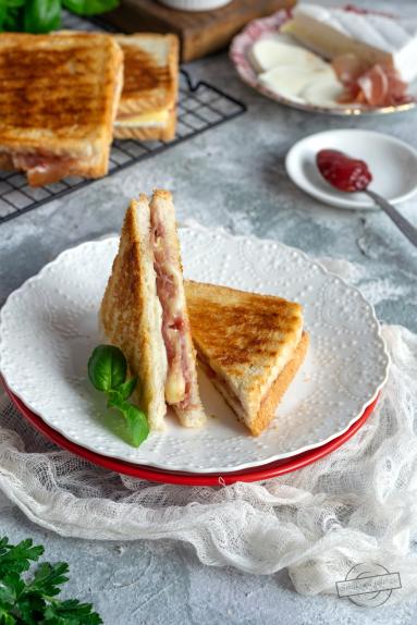 Zdjęcie - Tosty z prosciutto, serem pleśniowym i dżemem malinowym - Przepisy kulinarne ze zdjęciami