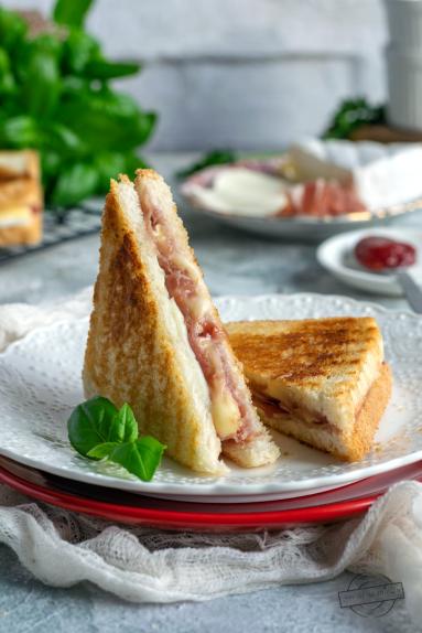 Zdjęcie - Tosty z prosciutto, serem pleśniowym i dżemem malinowym - Przepisy kulinarne ze zdjęciami