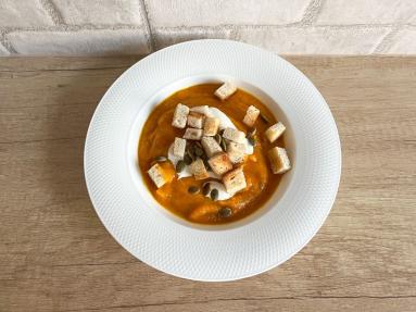 Zdjęcie - Krem z pieczonej dyni &ndash; aromatyczny, gęsty i idealny krem dyniowy na jesienny obiad - Przepisy kulinarne ze zdjęciami