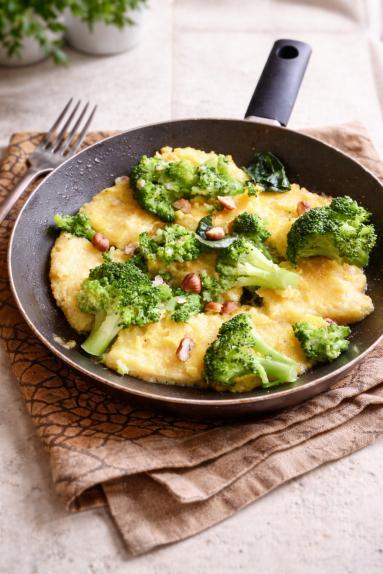 Zdjęcie - Polenta z brokułem i orzechami - Przepisy kulinarne ze zdjęciami