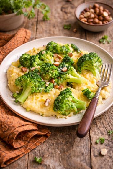 Zdjęcie - Polenta z brokułem i orzechami - Przepisy kulinarne ze zdjęciami