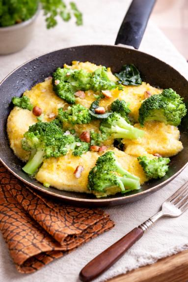 Zdjęcie - Polenta z brokułem i orzechami - Przepisy kulinarne ze zdjęciami