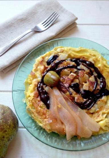 Zdjęcie - Omlet z karmelizowaną gruszką - Przepisy kulinarne ze zdjęciami