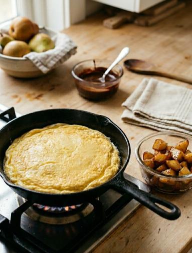 Zdjęcie - Omlet z karmelizowaną gruszką - Przepisy kulinarne ze zdjęciami