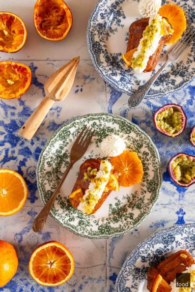 Zdjęcie - Neapolitańska bab&agrave; al rum z pomarańczą, marakują i bitą śmietaną - Przepisy kulinarne ze zdjęciami