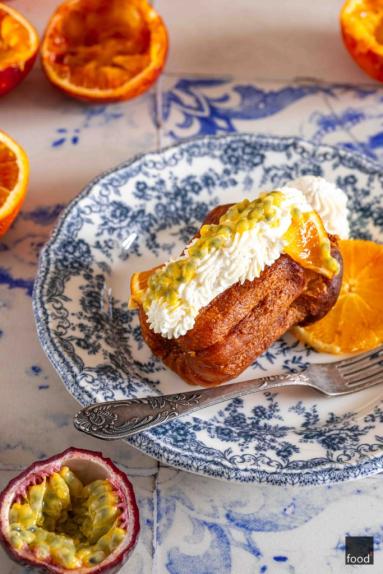 Zdjęcie - Neapolitańska bab&agrave; al rum z pomarańczą, marakują i bitą śmietaną - Przepisy kulinarne ze zdjęciami