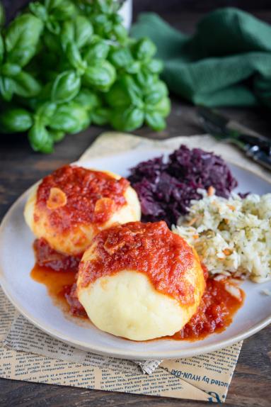 Zdjęcie - Kluski ziemniaczane z szarpanym indykiem - Przepisy kulinarne ze zdjęciami