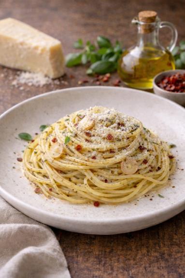 Zdjęcie: Spaghetti aglio , olio i peperonccino Zdjęcie - Spaghetti aglio , olio i peperonccino - Przepisy kulinarne ze zdjęciami