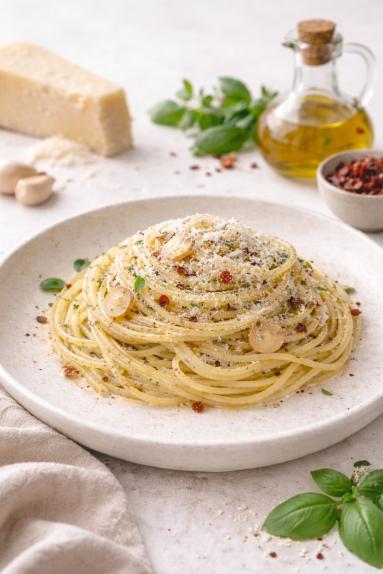 Zdjęcie: Spaghetti aglio , olio i peperonccino Zdjęcie - Spaghetti aglio , olio i peperonccino - Przepisy kulinarne ze zdjęciami