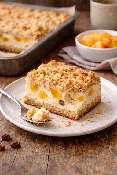 Zdjęcie: Sernik z brzoskwiniami i kruszonką Zdjęcie - Sernik z brzoskwiniami i kruszonką - Przepisy kulinarne ze zdjęciami